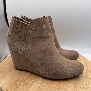 Dolce Vita Gwynn Women’s Taupe Suede Ankle Wedge Bootie Size 8.5